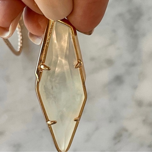 Like new! Kendra Scott Beatrice Pendant Necklace - Picture 5 of 7